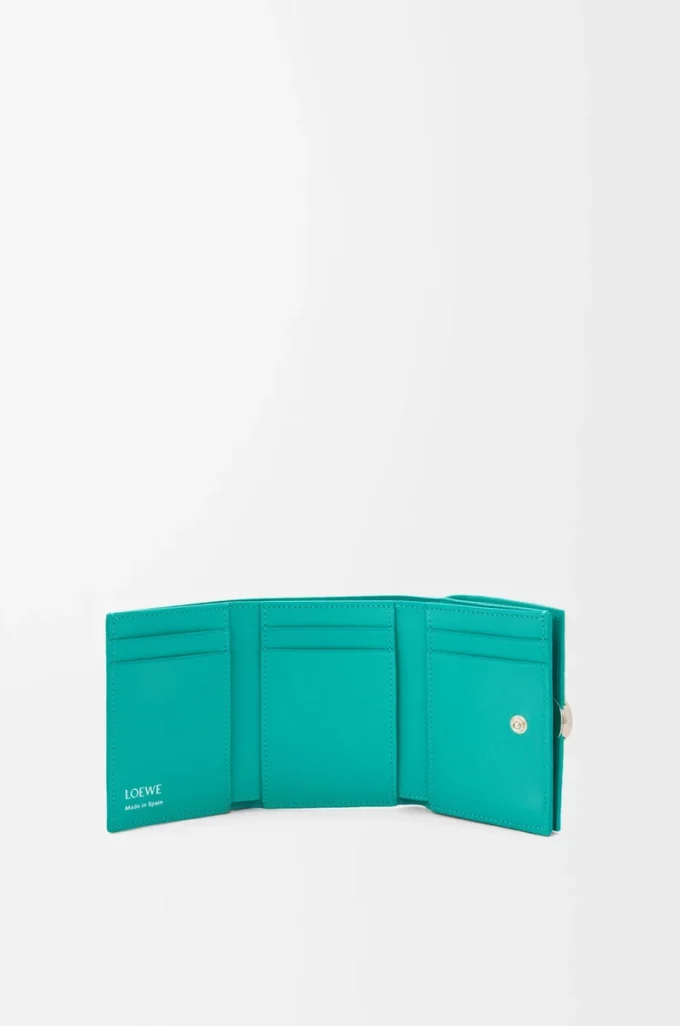 Pebble trifold wallet in pebble grain calfskin Aquamarine Pebble trifold wallet in pebble grain calfskin Aquamarine