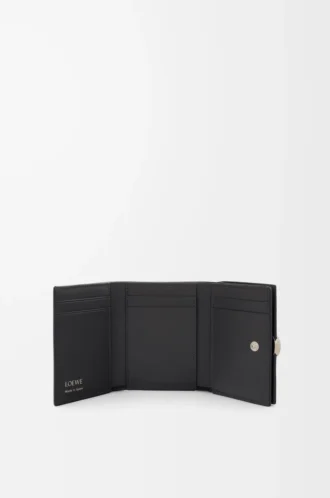 Pebble trifold wallet in pebble grain calfskin Black