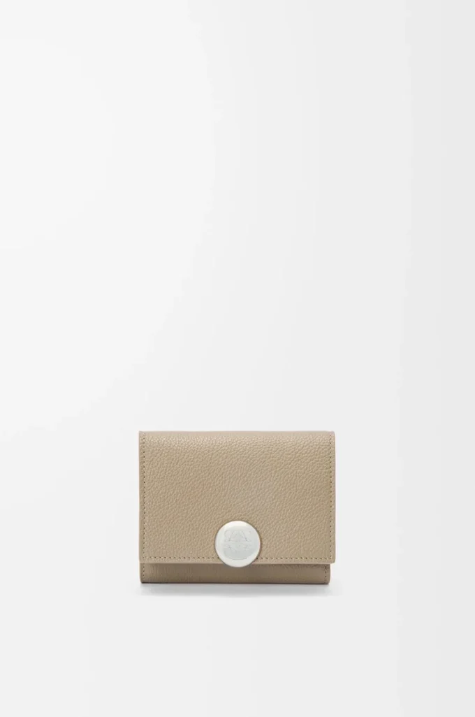 Pebble trifold wallet in pebble grain calfskin Clay