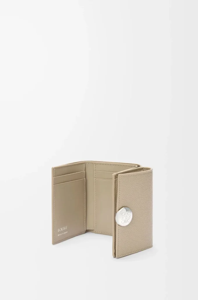 Pebble trifold wallet in pebble grain calfskin Clay