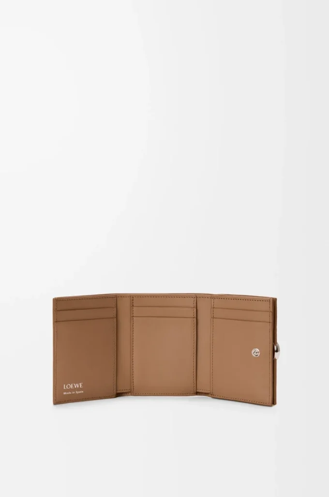 Pebble trifold wallet in pebble grain calfskin Mocha Pebble trifold wallet in pebble grain calfskin Mocha