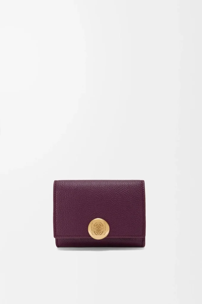Pebble trifold wallet in pebble grain calfskin Plum