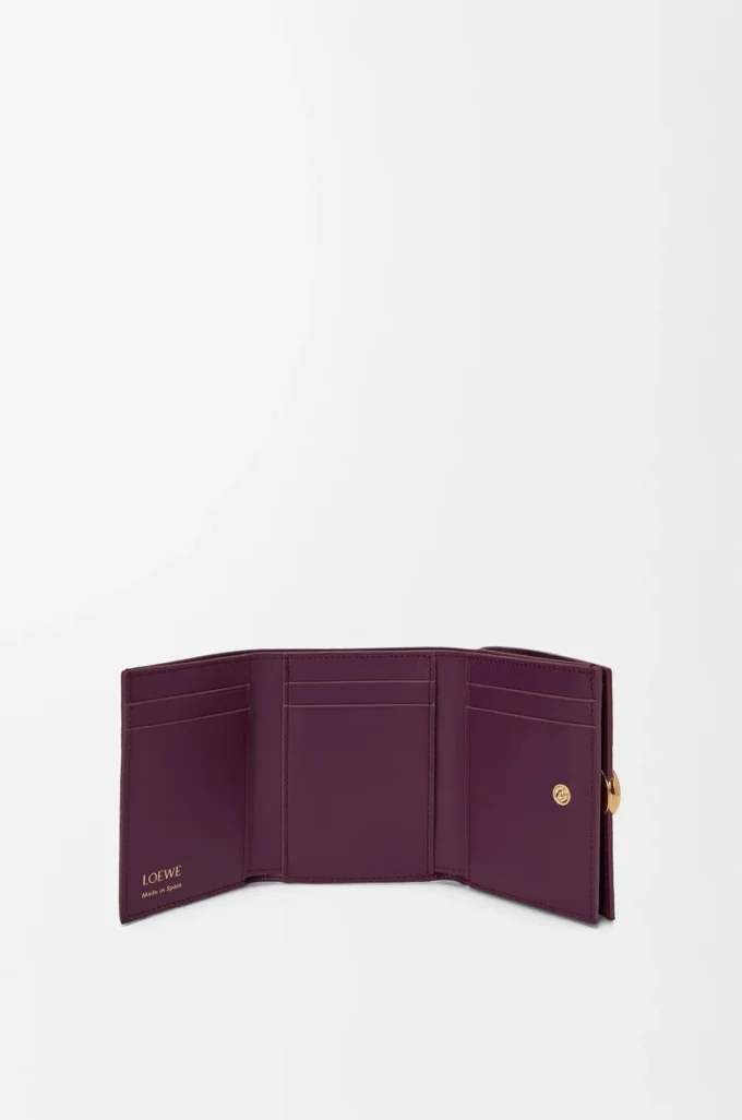 Pebble trifold wallet in pebble grain calfskin Plum