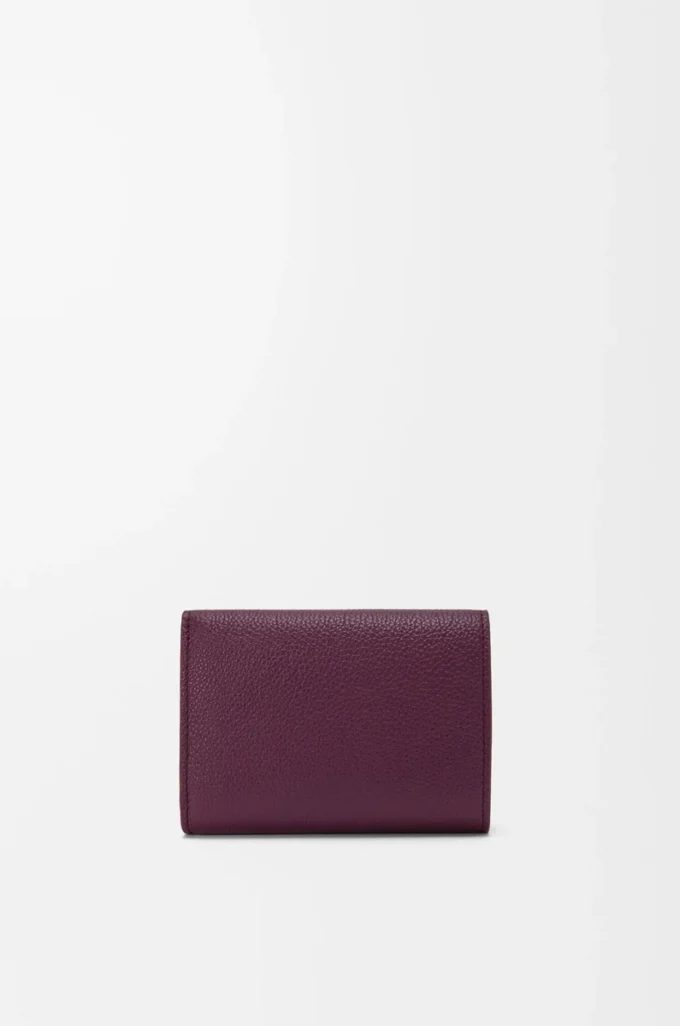 Pebble trifold wallet in pebble grain calfskin Plum
