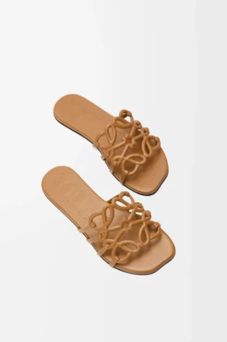 Petal Anagram slide in soft calfskin Camel