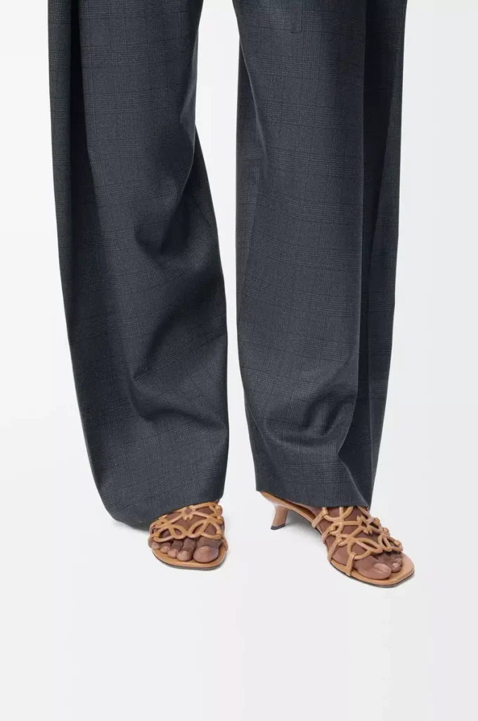 Petal Anagram slide in soft calfskin Camel