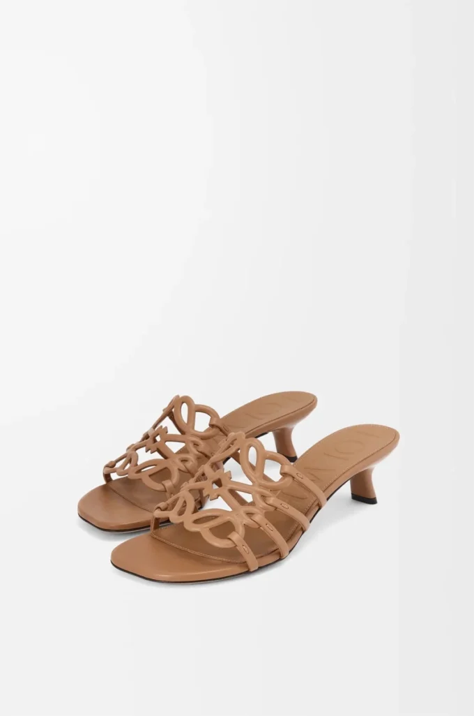Petal Anagram slide in soft calfskin Camel