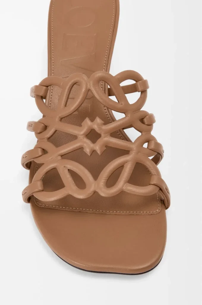 Petal Anagram slide in soft calfskin Camel