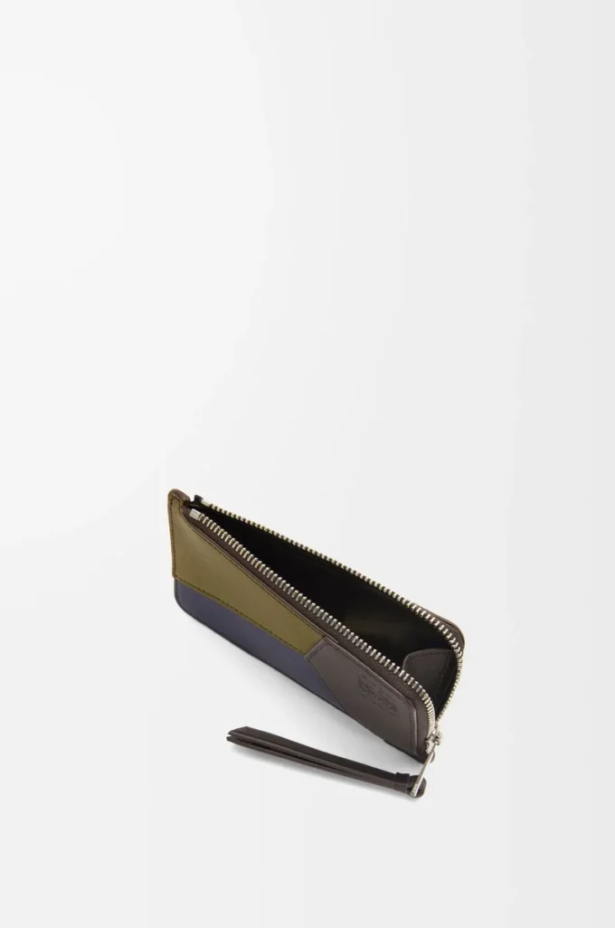 Puzzle coin cardholder in classic calfskin Olive/Dark Brown Puzzle coin cardholder in classic calfskin Olive/Dark Brown