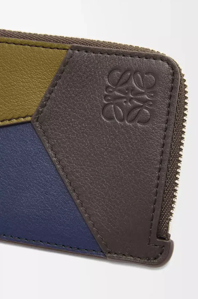 Puzzle coin cardholder in classic calfskin Olive/Dark Brown Puzzle coin cardholder in classic calfskin Olive/Dark Brown