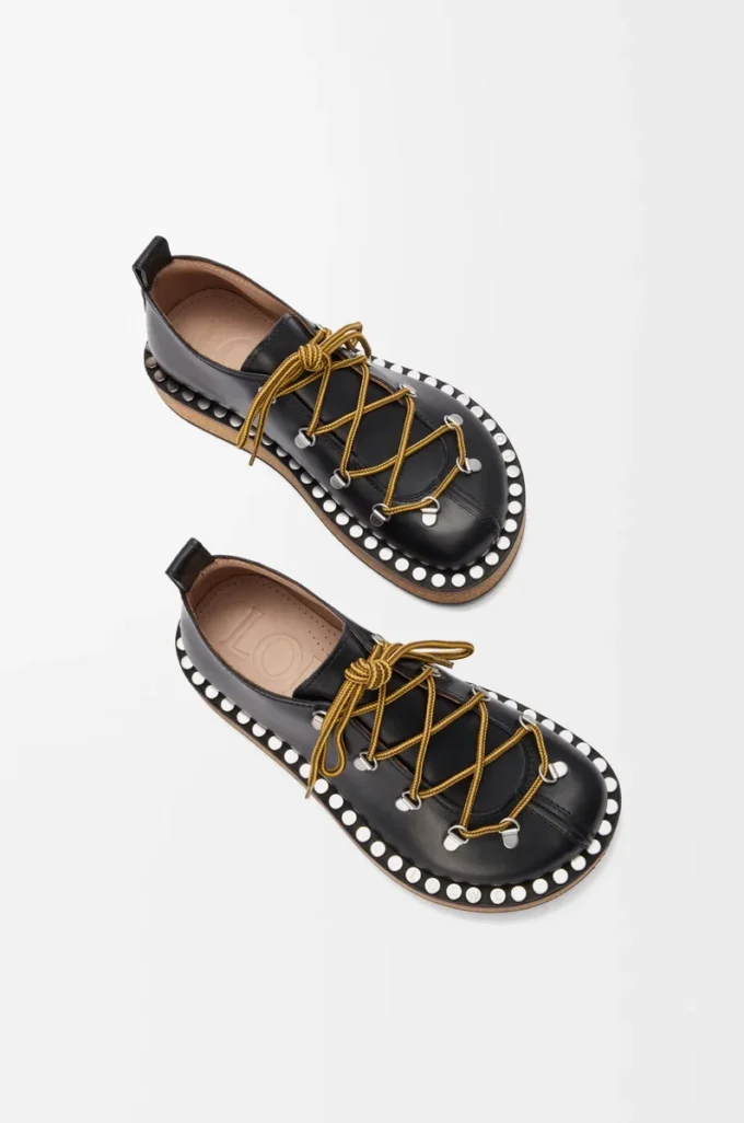 Rivet lace-up in vegetable-tanned calfskin Black