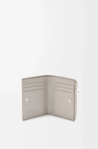 Slim compact walllet in textured classic calfskin Shell Grey