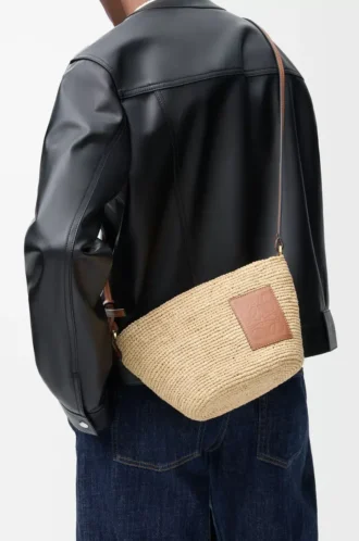 Slit pochette bag in raffia and calfskin Natural/Tan