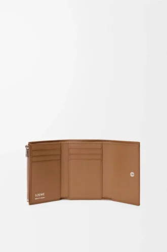 Small vertical wallet in smooth and grained calfskin Mocha