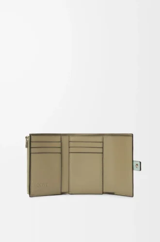 Small vertical wallet in soft grained calfskin Frozen/Clay