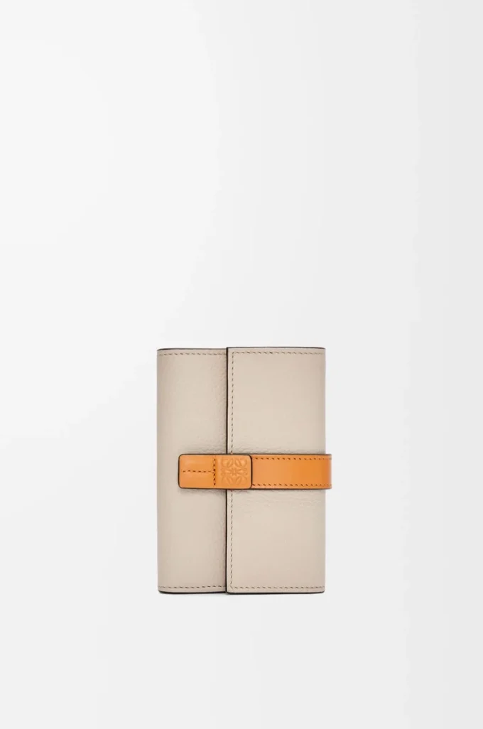 Small vertical wallet in soft grained calfskin Light Oat/Honey Small vertical wallet in soft grained calfskin Light Oat/Honey