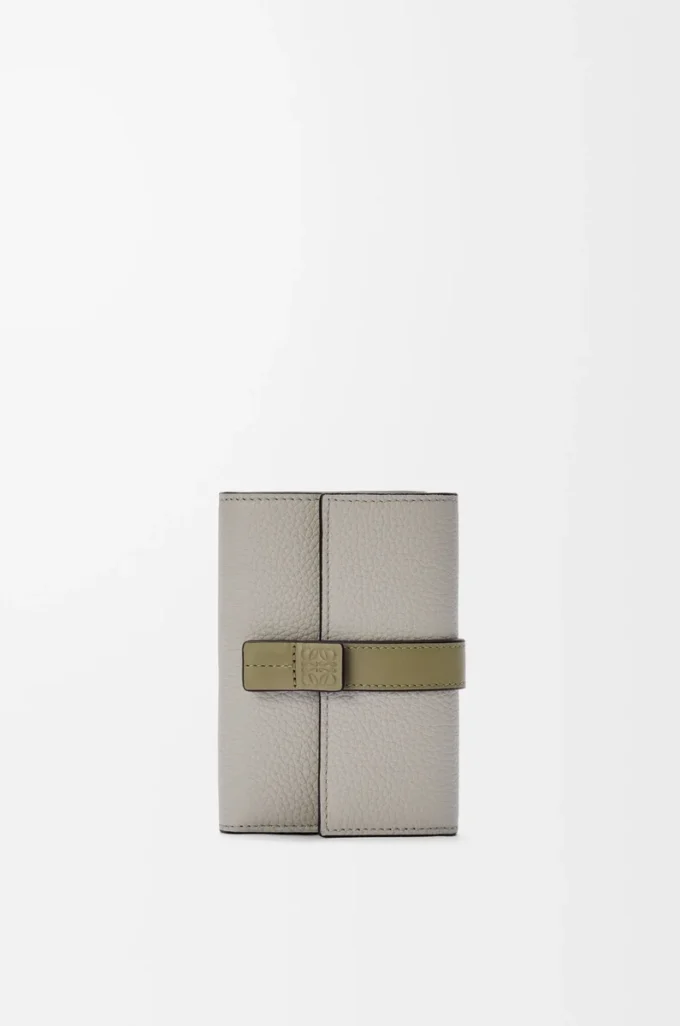 Small vertical wallet in soft grained calfskin Shell Grey/Eucalyptus Small vertical wallet in soft grained calfskin Shell Grey/Eucalyptus