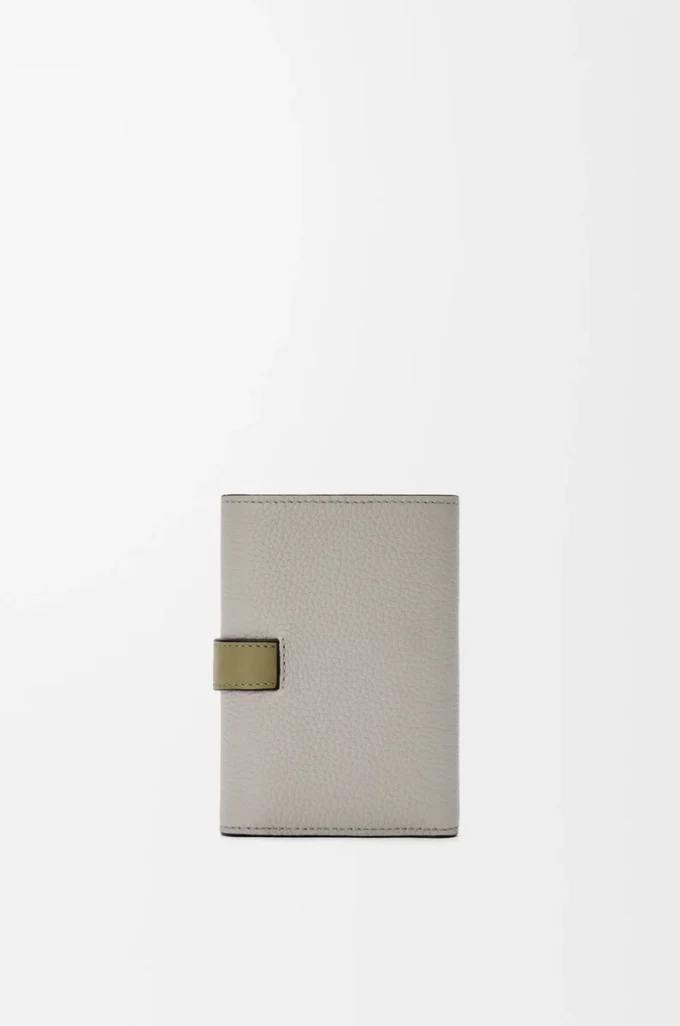 Small vertical wallet in soft grained calfskin Shell Grey/Eucalyptus Small vertical wallet in soft grained calfskin Shell Grey/Eucalyptus