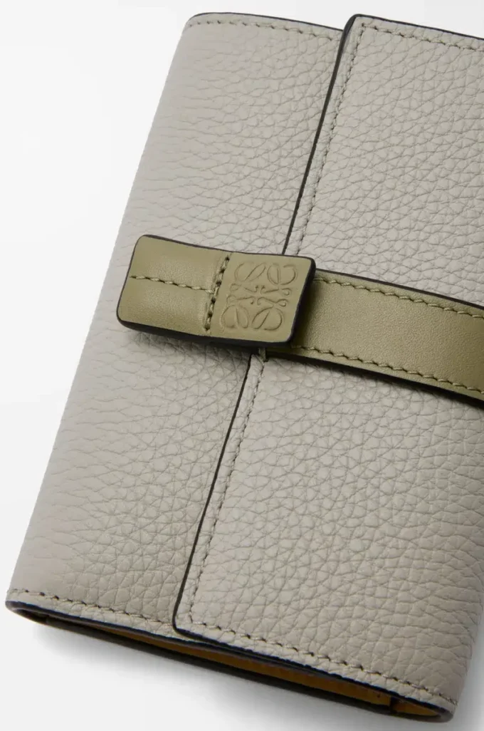 Small vertical wallet in soft grained calfskin Shell Grey/Eucalyptus Small vertical wallet in soft grained calfskin Shell Grey/Eucalyptus