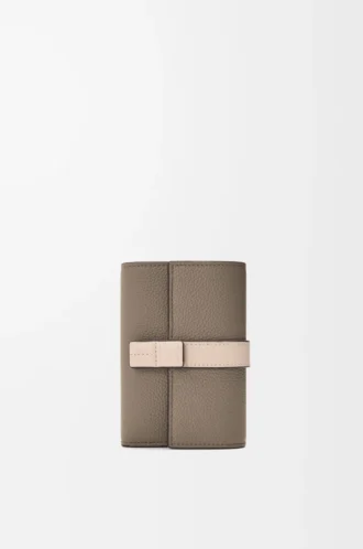 Small vertical wallet in soft grained calfskin Taupe/Talc