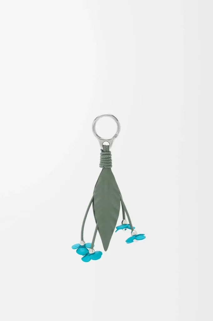 Strawberry flower charm in classic calfskin Turquoise/Green Strawberry flower charm in classic calfskin Turquoise/Green