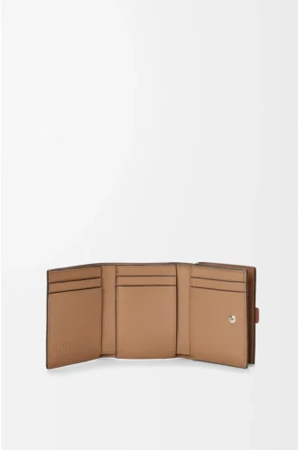 Trifold wallet in soft grained calfskin Blush/Mahogany