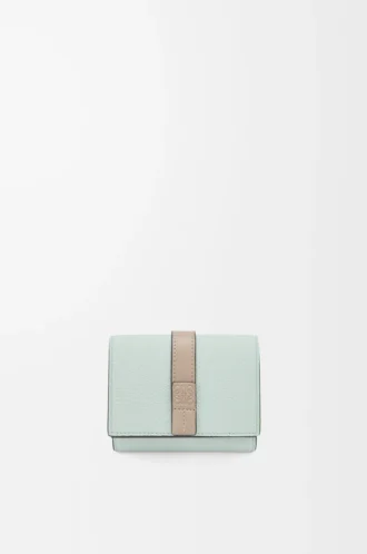 Trifold wallet in soft grained calfskin Frozen/Clay