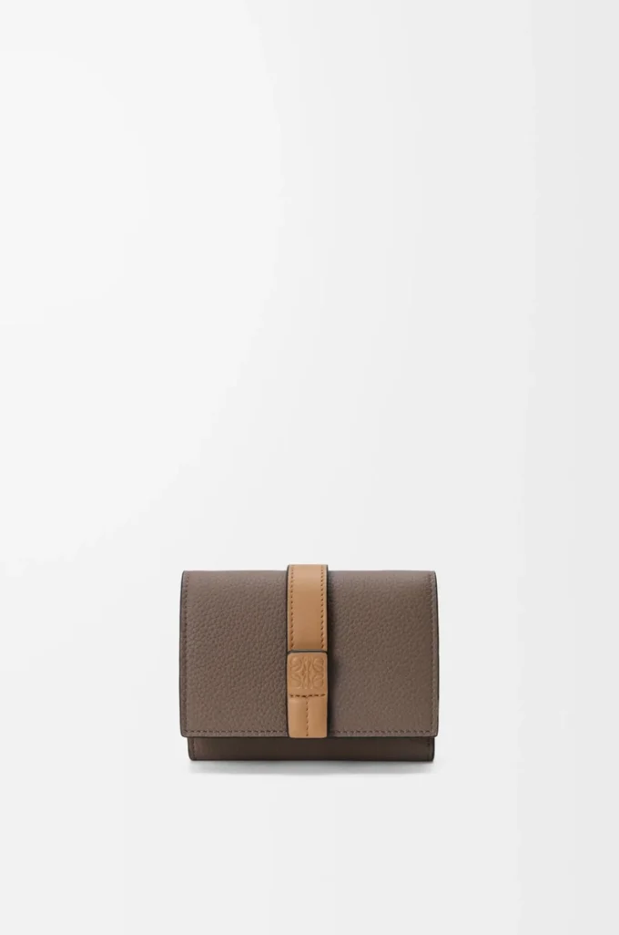 Trifold wallet in soft grained calfskin Taupe/Gold Trifold wallet in soft grained calfskin Taupe/Gold