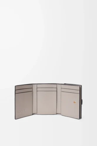 Trifold wallet in soft grained calfskin Taupe/Gold